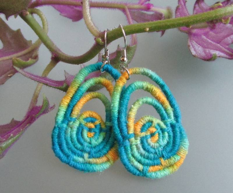 Frühling Meer Offene Ovale Spirale Tropfen Aufgewickelt Jute Faser Ohrringe - Original-Design W/Multi-Color, Gelb, Grün Und Blau Garn von NicoleHurtCreations