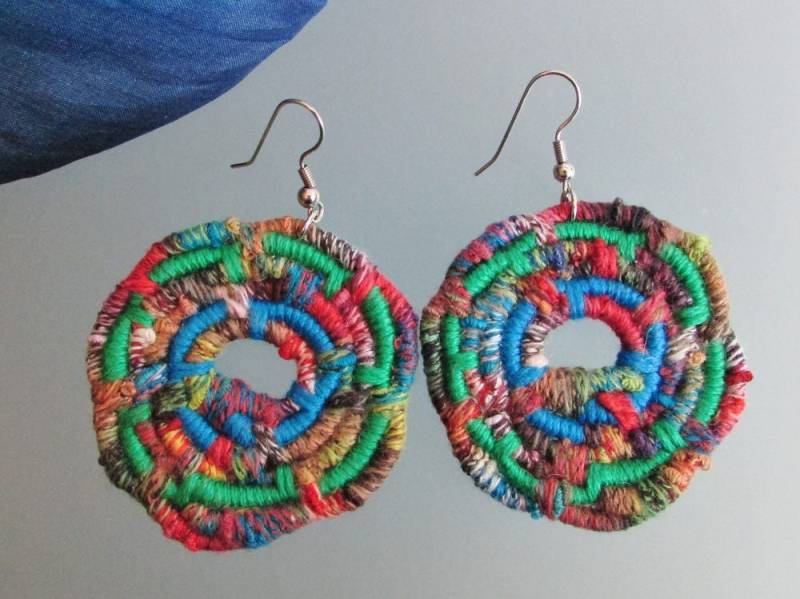 Große Polychromen Strukturierte Tapesty Gewunden Jute Faser Creolen Mit Blauen Und Grünen Streifen - One-Of-A-Kind von NicoleHurtCreations