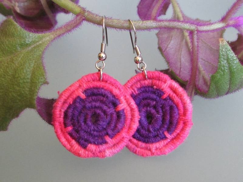 Leuchtend Rosa & Deep Purple Gumdrop Aufgewickelt Jute Faser Ohrringe - Mit Handgefärbten Garn von NicoleHurtCreations