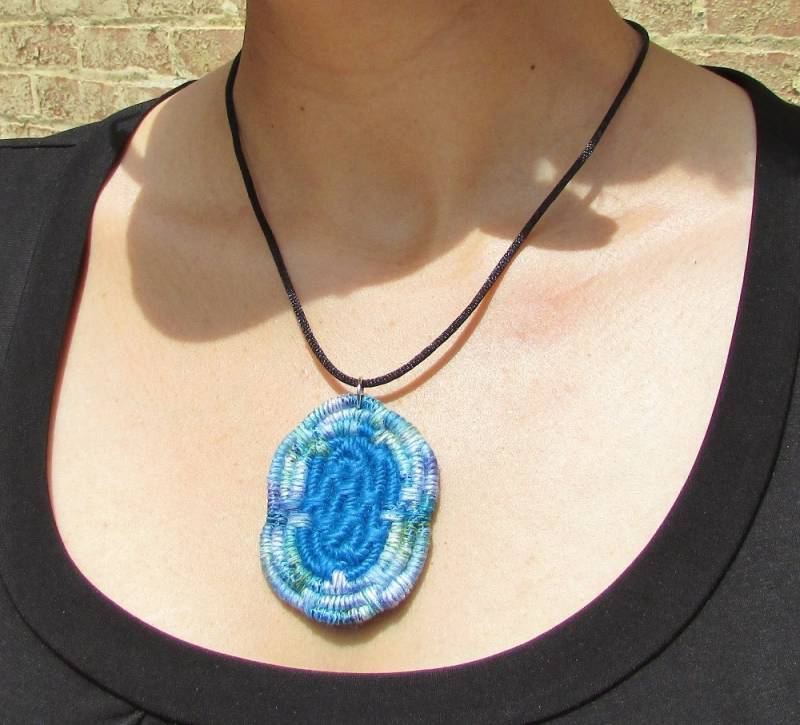 Ovale Seelandschaft Aufgerollte Jute Faser Anhänger Halskette | Türkis, Lavendel, Seegrün, Weiß von NicoleHurtCreations