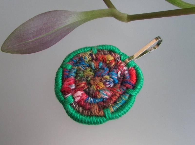 Polychromen Strukturierter Teppich Aufgerollt Jute Faser Schlüsselband Charme/Reissverschluss Mit Smaragd Grünen Rand - One-Of-A-Kind von NicoleHurtCreations