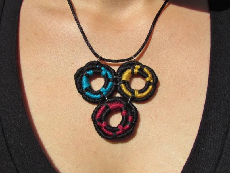 Schwarz, Aufgerollte Rot, Gold, Blau, 3-Ring Dreieck Jute Faser Anhänger Halskette - Original-Design | Juwel Töne von NicoleHurtCreations