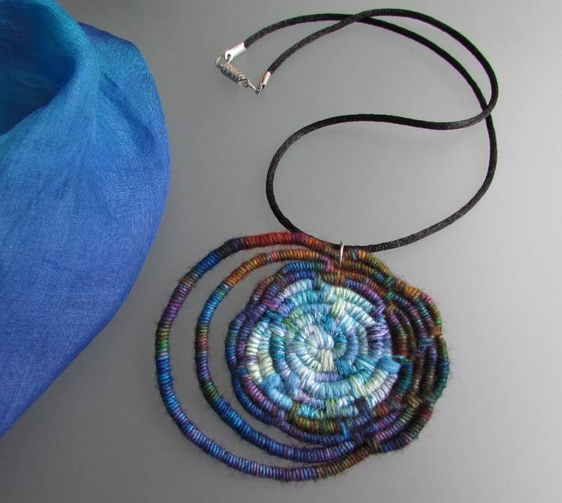 Spektrum-Comet Aufgerollte Jute Faser Medaillon Anhänger Halskette W/Haben Türkis Center - Original-Design, Mit Hand-Dyed Garn Gemacht von NicoleHurtCreations