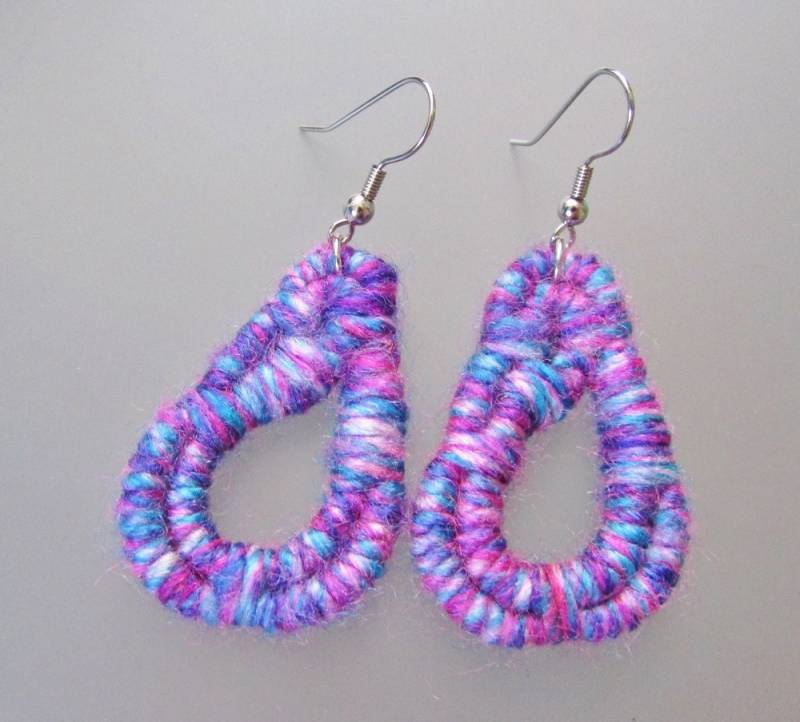 Verkauf 50 % Rabatt Auf One-Of-A-Kind Gefleckt Türkis & Magenta Offene Birne Tropfen Gewickelt Jute Faser Ohrringe - Mit Wolle-Free Garn von NicoleHurtCreations