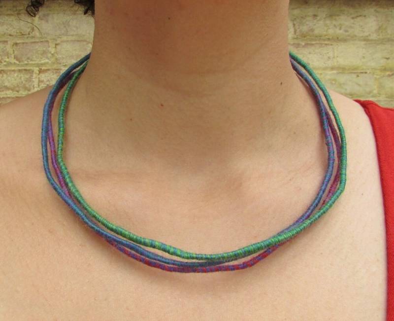 Verkauf 60 % Rabatt Auf Originalpreis - Einzigartige, Reversible Coole Farben Gewickelt Jute Faser Multi-strand Schnurrte Halskette | Grün, Blau von NicoleHurtCreations