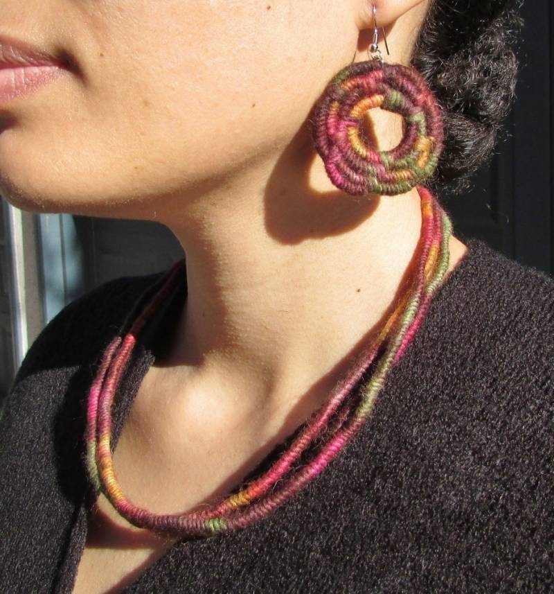 strukturierte Erde Getönten Mehr-strängige Faser Gewickelt Schnurgebundenes Halskette | Mauve, Goldrute, Braun, Olivgrün - Gekennzeichnet Mit von NicoleHurtCreations