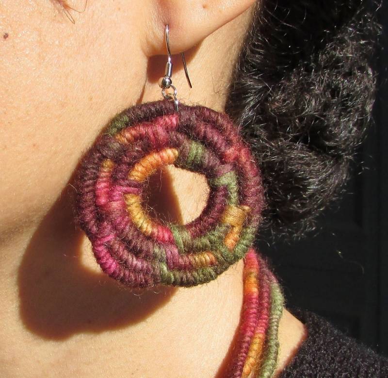 strukturierte Erde Getönten Open Circle Aufgerollte Jute Faser-Creolen - Gemacht Mit Mehrfarbigen Garnen von NicoleHurtCreations