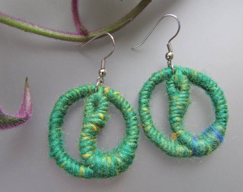 strukturierte Grüner Kreis Mit Offenen Einheit Aufgewickelt Jute Faser Ohrringe - Original-Design von NicoleHurtCreations