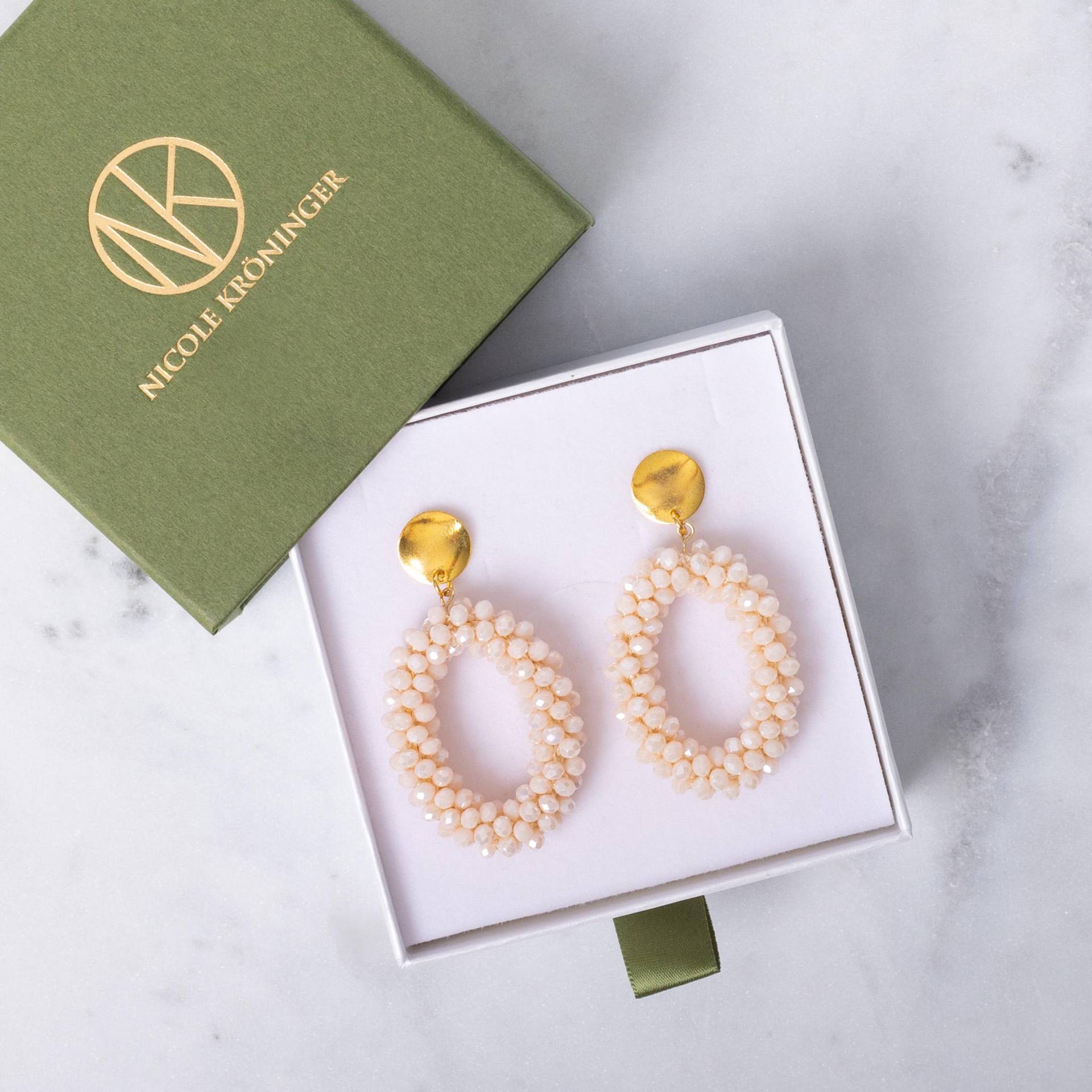 Perlen Ohrringe, Statement Hänge Trachten Schmuck, Elegante Facettenperlen, Ohrstecker Vanilla White von NicoleKroeninger