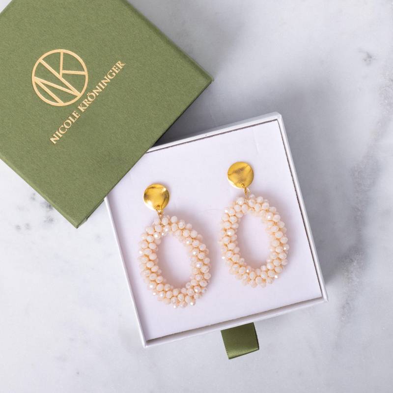 Perlen Ohrringe, Statement Hänge Trachten Schmuck, Elegante Facettenperlen, Ohrstecker Vanilla White von NicoleKroeninger