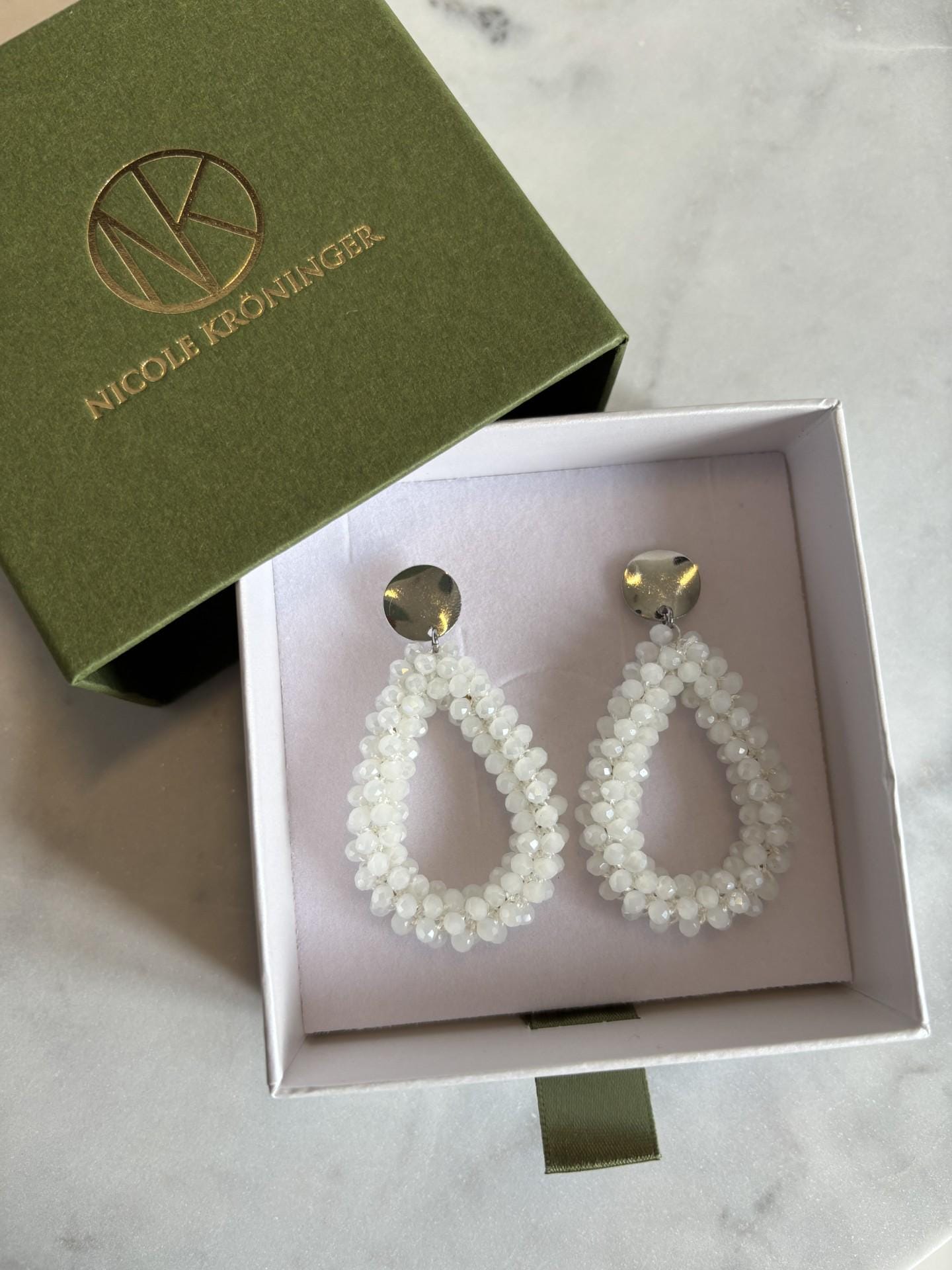 Perlen Ohrringe, Statement Hängeohrringe, Trachten Schmuck, Elegante Facettenperlen, Ohrstecker Weiß, Ohrringe Weiß von NicoleKroeninger