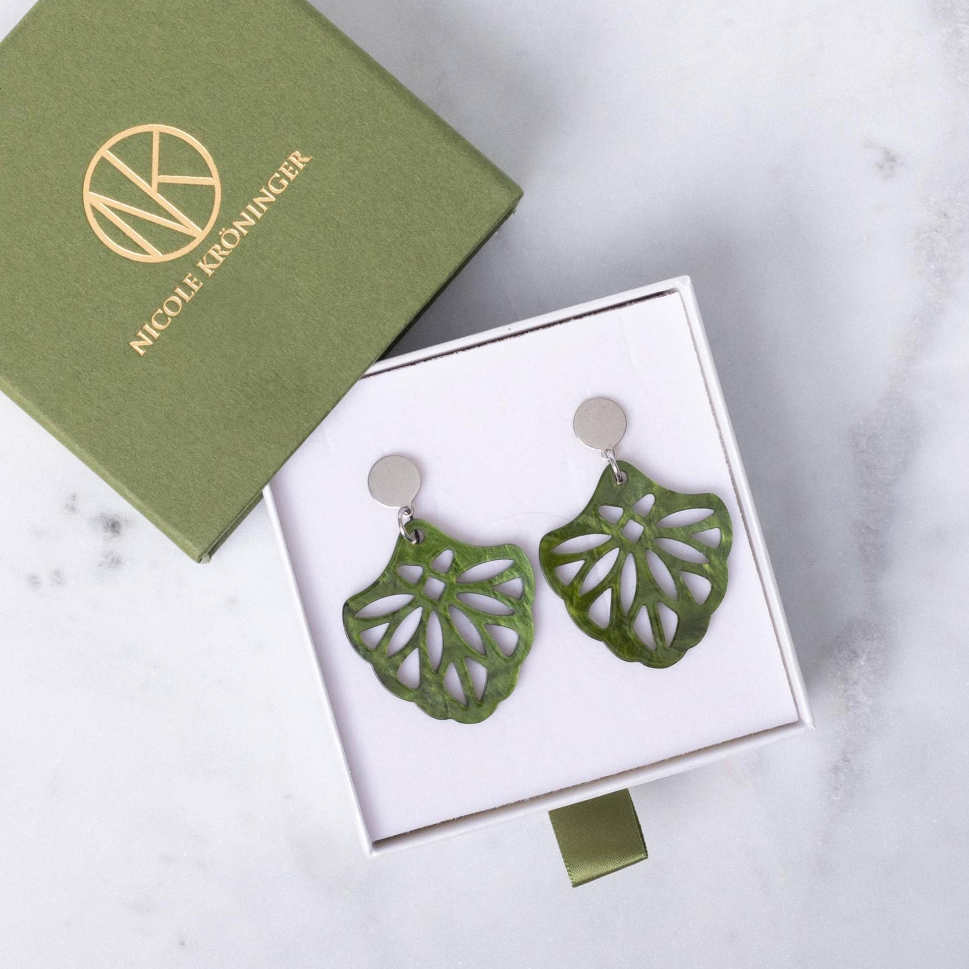 Resin Ohrringe, Statement Ornament Geschenkidee Frau, Trachten Schmuck, Hänge Ohrstecker Grün, Grüne Ohrringe von NicoleKroeninger