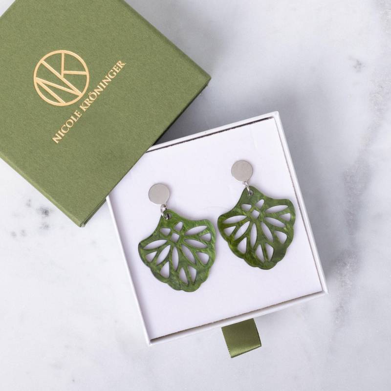 Resin Ohrringe, Statement Ornament Geschenkidee Frau, Trachten Schmuck, Hänge Ohrstecker Grün, Grüne Ohrringe von NicoleKroeninger