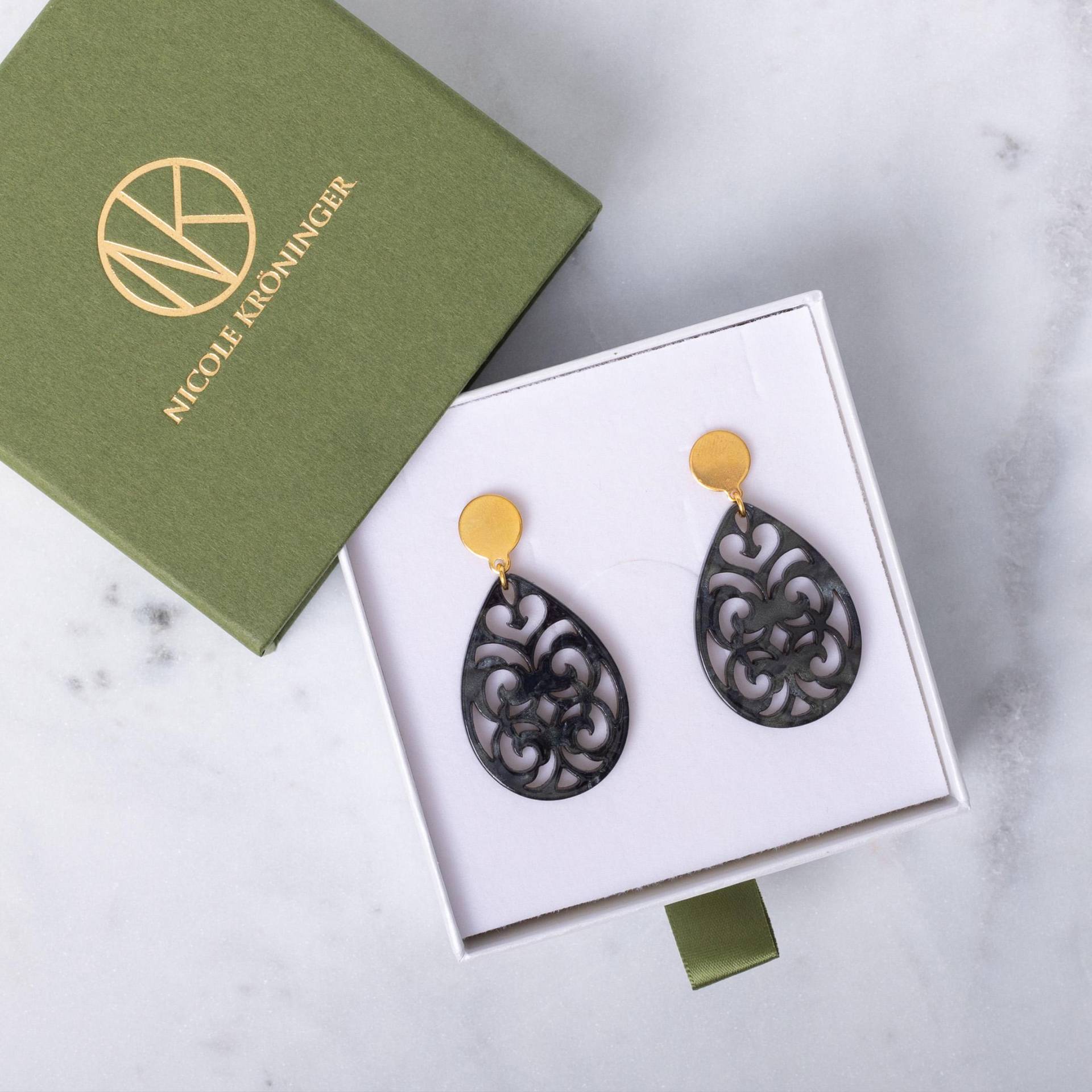 Resin Ohrringe, Statement Ornament Geschenkidee Frau, Trachten Schmuck, Schwarze Hänge Ohrstecker von NicoleKroeninger