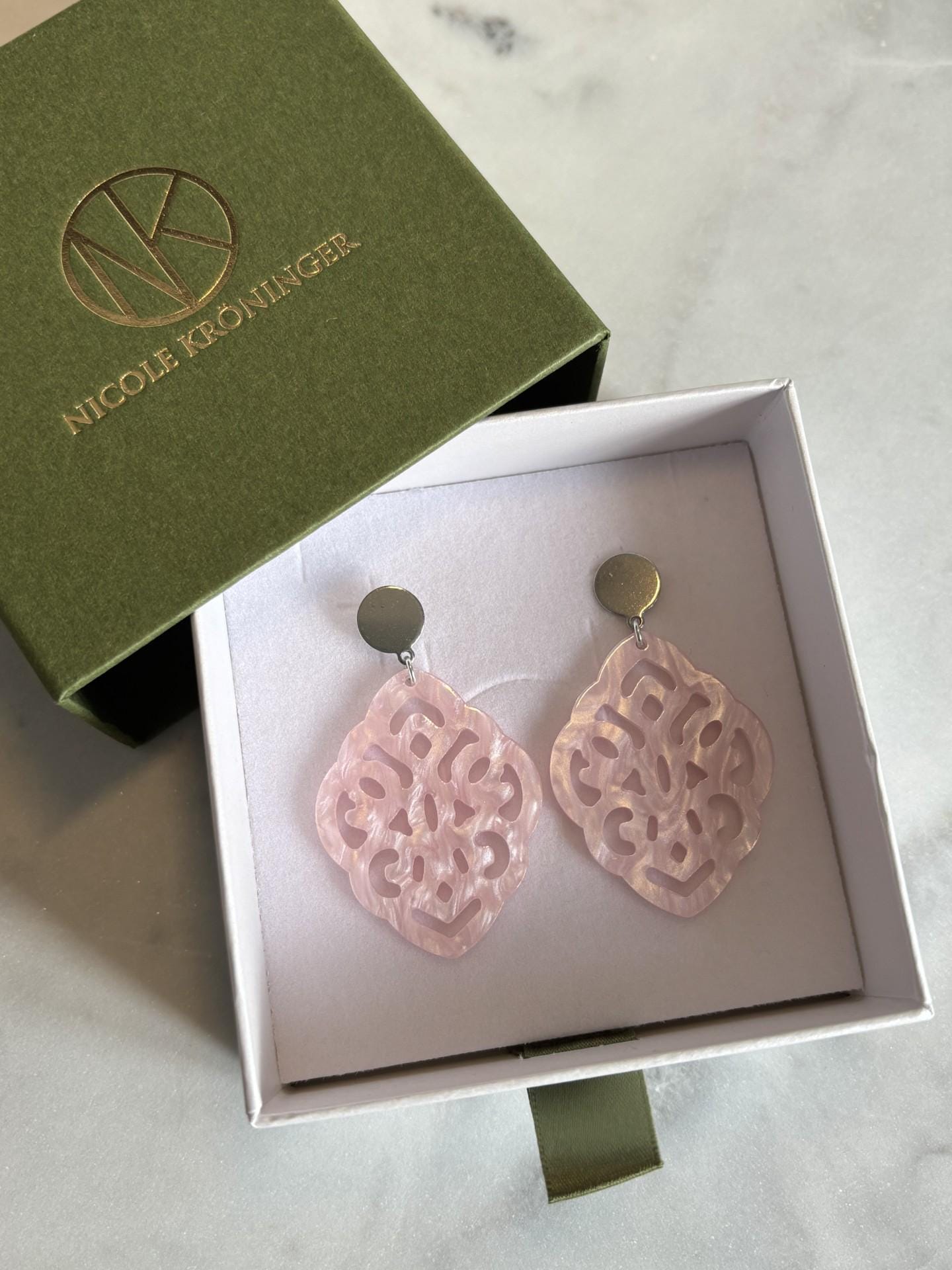 Resin Ohrringe, Statement Ornament Trachten Schmuck, Hänge Ohrringe Rosa, Ohrstecker Rose von NicoleKroeninger