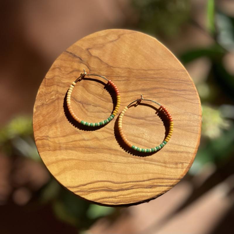 Bunte Perlen Creolen - Herbst Vibes in Hunter Green Bunte Perlen Creolen - Herbst Vibes in Hunter Green von NicoleMawyin