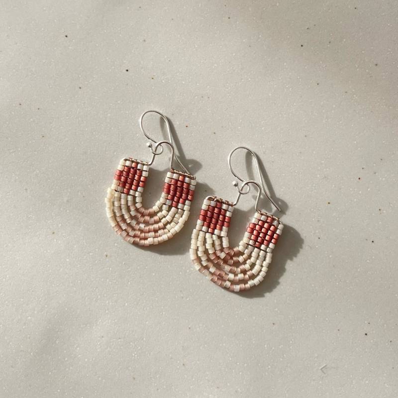 Creme Und Rose Zierliche Perlen Ohrringe von NicoleMawyin