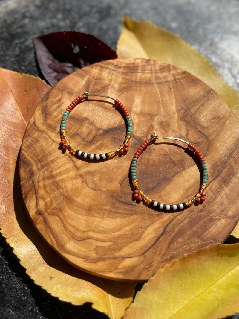Herbst Vibes Perlen Creolen Mit Blumen Umwickelt von NicoleMawyin