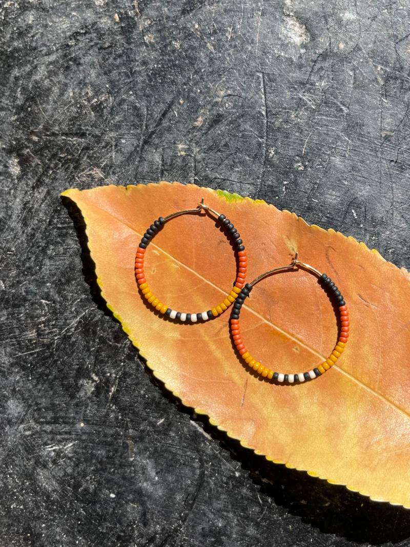 Herbst Vibes Perlen Creolen in Schwarz Und Terrakotta Herbst Vibes Perlen Creolen in Schwarz Und Terrakotta von NicoleMawyin