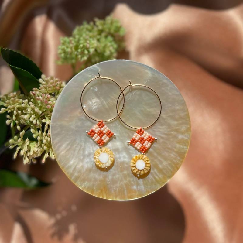 Sunburst Karierte Babys Mit Creolen in Terrakotta Und Blush Sonnenperle - Perlen von NicoleMawyin