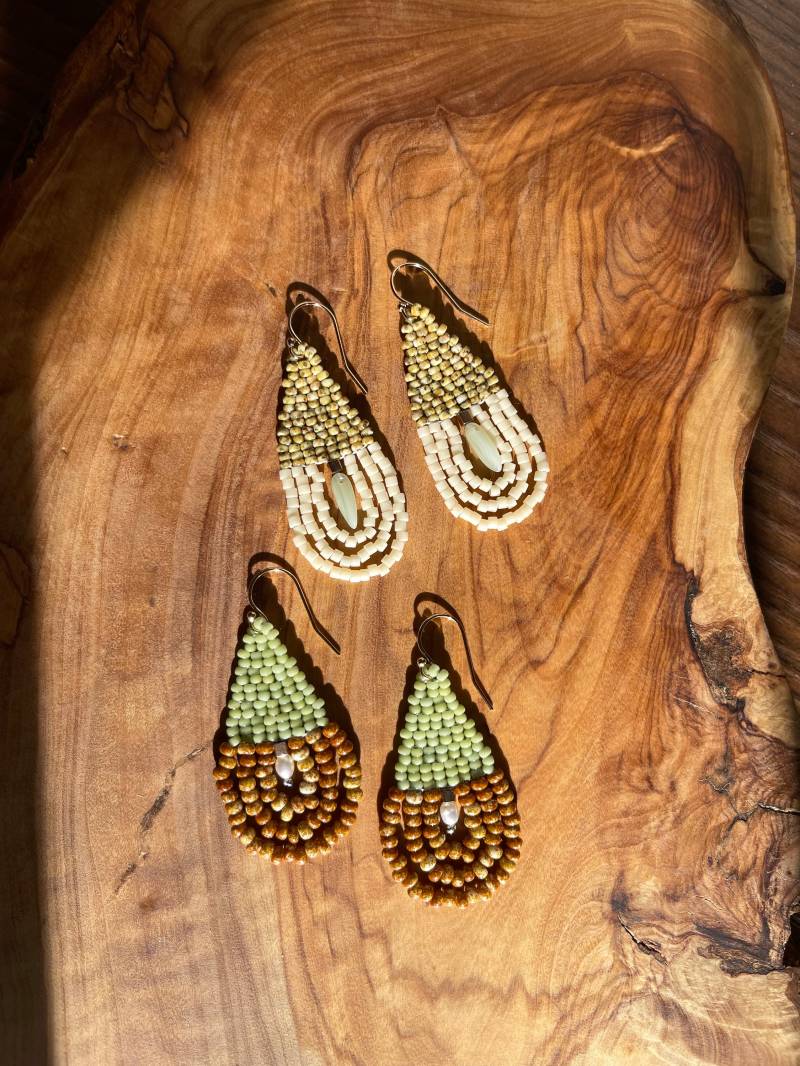 Tropfenförmige Ohrringe in Neutralen Farben Mit Perlen, Dolchperlen Und Hämatitperlen von NicoleMawyin