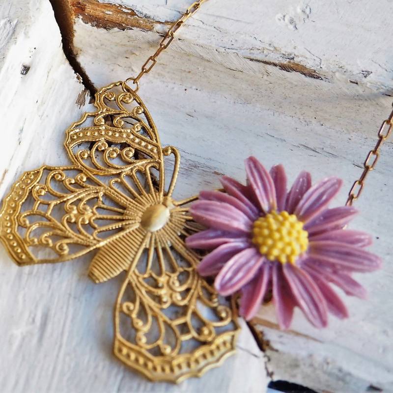 Filigrane Goldene Messing Schmetterling Daisy Cabochon Kette Filigrane Goldene Messing Schmetterling Daisy Cabochon Kette von NicolePonesch