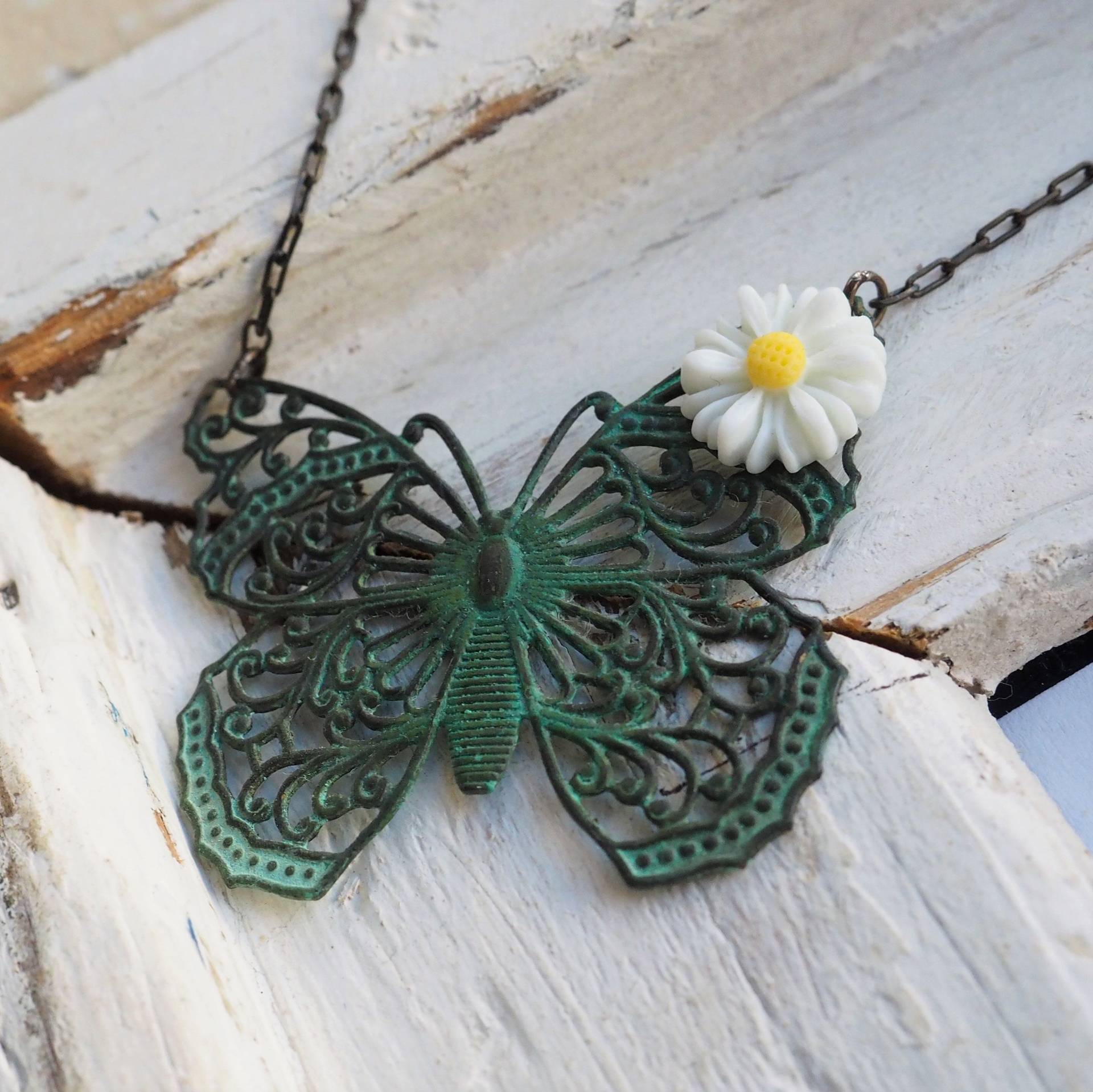 Filigrane Patina Schmetterling Gänseblümchen Cabochon Kette Filigrane Patina Schmetterling Gänseblümchen Cabochon Kette von NicolePonesch