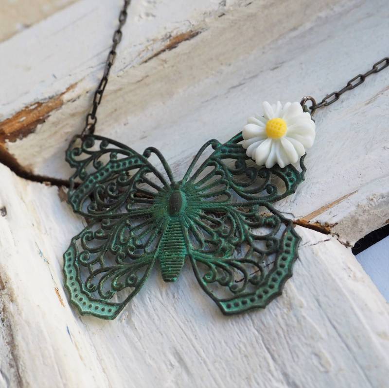 Filigrane Patina Schmetterling Gänseblümchen Cabochon Kette Filigrane Patina Schmetterling Gänseblümchen Cabochon Kette von NicolePonesch