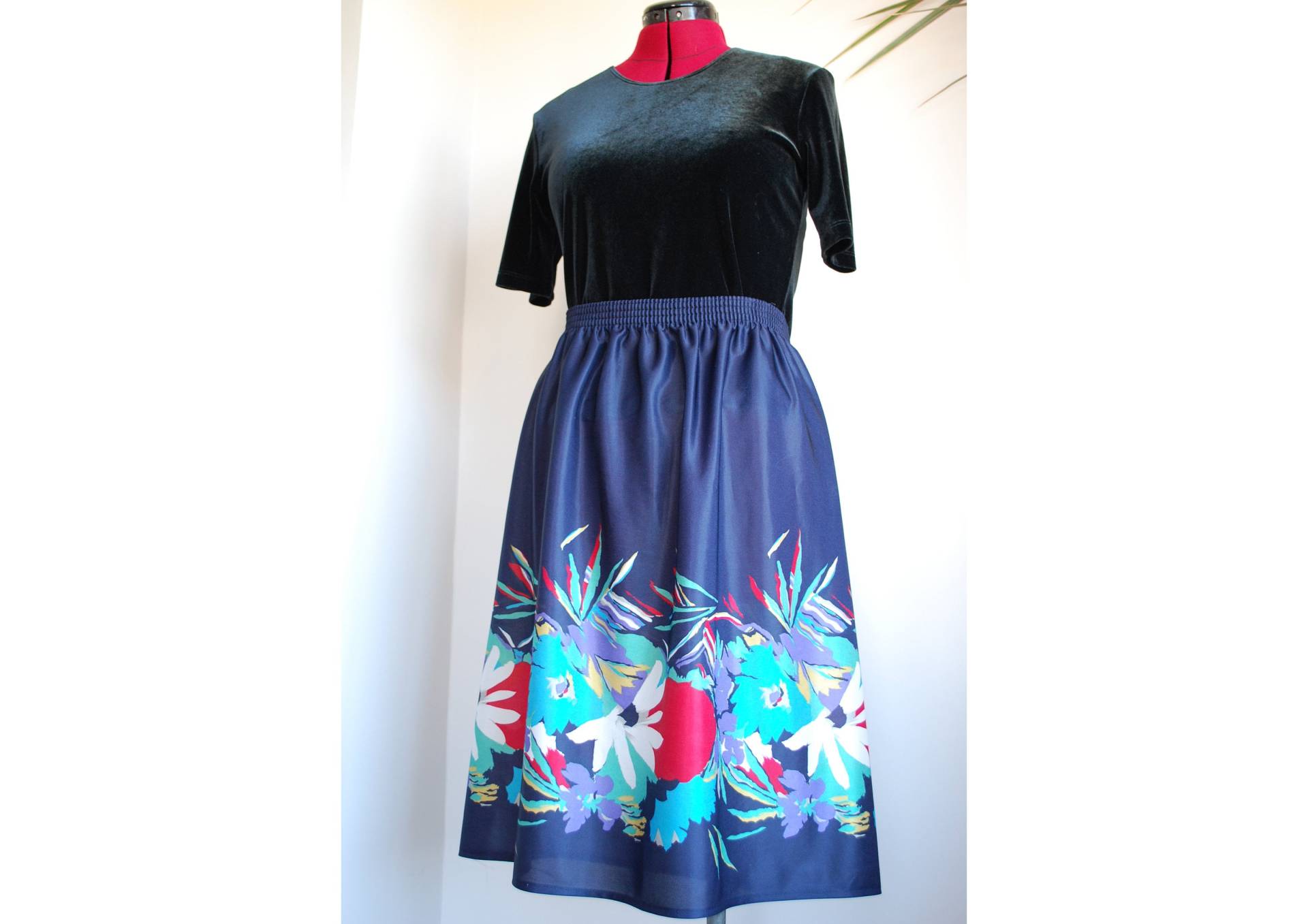 80Er Jahre Blue Blumen Print Midi Rock, Stretchy, Size 14-16 80Er Jahre Blue Blumen Print Midi Rock, Stretchy, Size 14-16 von NicoleSimoneVintage