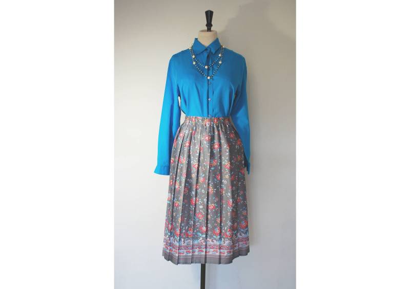 80Er Jahre Grau Floral Plissee Stretch Rock, Größe 8-10, Midi, Hoch Tailliert 80Er Jahre Grau Floral Plissee Stretch Rock, Größe 8-10, Midi, Hoch Tailliert von NicoleSimoneVintage