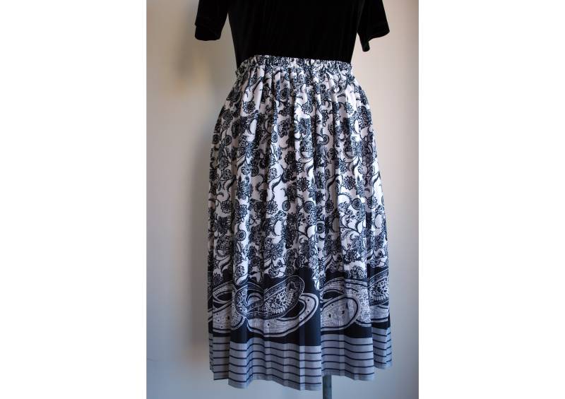 Voller Schwarz-Weiß-Blumendruck-Kreis-Dehnbarer Rock, Größe 14-16 von NicoleSimoneVintage