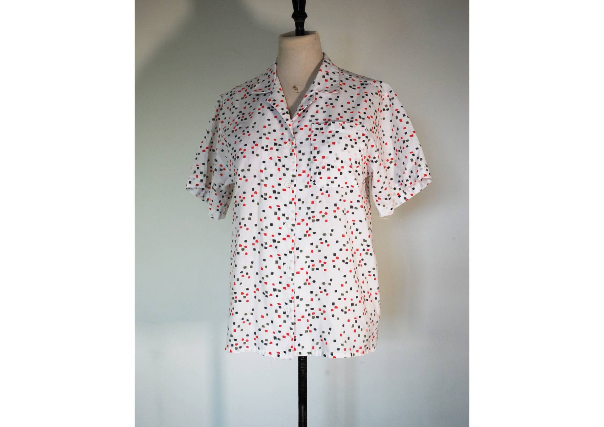 Weiß Der 80Er Jahre Bluse, Quadrate Polka Dots Muster, Größe 12, Rot Weiß Der 80Er Jahre Bluse, Quadrate Polka Dots Muster, Größe 12, Rot von NicoleSimoneVintage