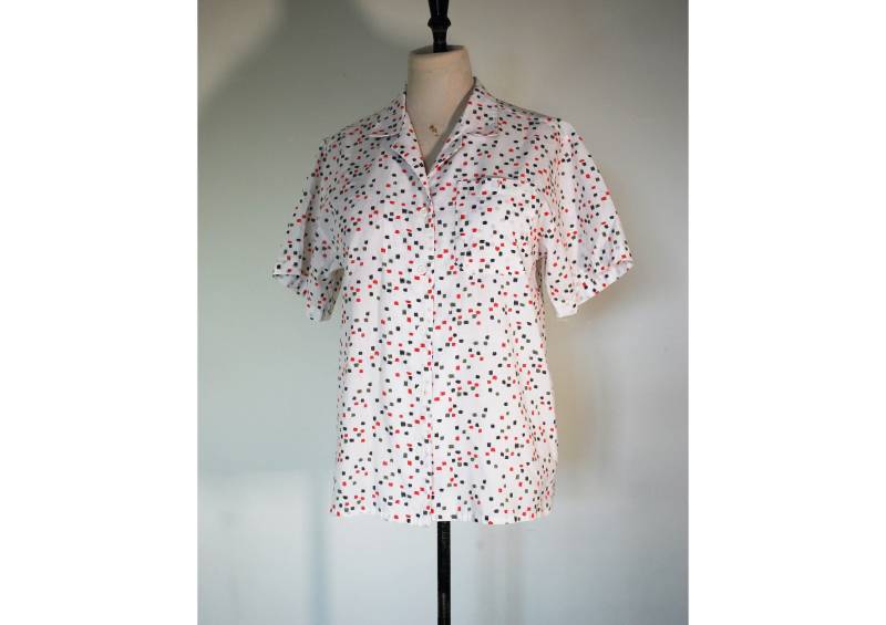 Weiß Der 80Er Jahre Bluse, Quadrate Polka Dots Muster, Größe 12, Rot Weiß Der 80Er Jahre Bluse, Quadrate Polka Dots Muster, Größe 12, Rot von NicoleSimoneVintage