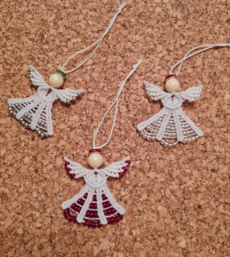 Mini Makrameeengel Tischdeko Perlen Anhänger Hochzeitsgeschenk Miniengel von NicolesMakrameeMacke