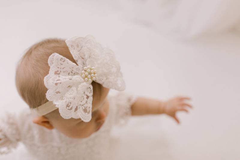 Baby Mädchen Taufe Stirnband, Blumenmädchen Schleife Stirnband Boho Weißer Spitze Kopfschmuck von NicolettesCouture