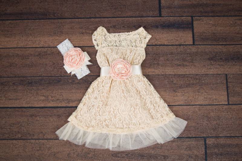 Creme Elfenbein Blumen Mädchen Kleid, Spitzenkleid, Champagner Hochzeit, Country Tutu Prinzessin Erstkommunion Boho Chic von NicolettesCouture