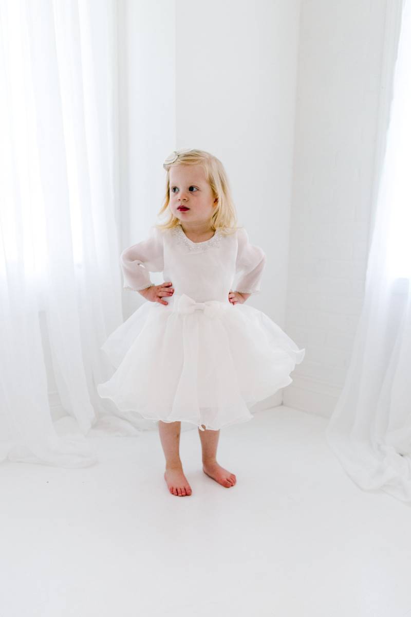 Weiß Säugling Blumenmädchen Kleid, Baby Kleinkind Taufkleid, Boho Chic Strand, Langarm Taufe Hochzeit Erstkommunion. Astrid von NicolettesCouture