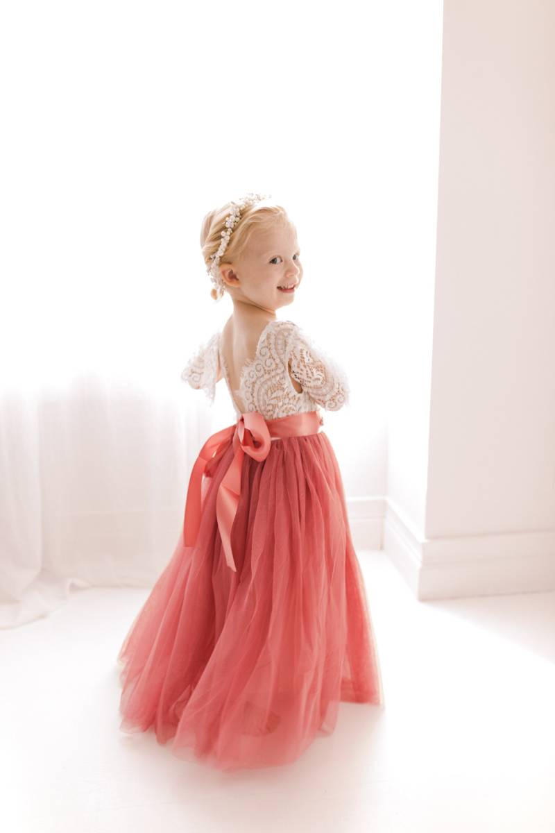 Weißes Spitzen Blumen Mädchen Kleid, Dusty Rose Mauve Tüll Hochzeitskleid, Bodenlänge Lang, Boho Chic Strandhochzeit, Mütze Ärmel Desert von NicolettesCouture