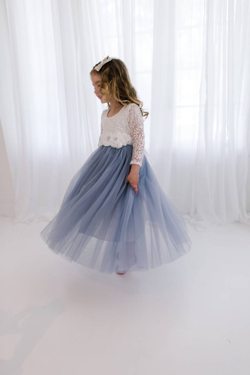 Weißes Spitzen Blumen Mädchen Kleid, Grauer Tüll Langarm Hochzeitskleid, Dusty Blue Ballkleid, Bodenlänge, Boho Chic Strand, Rauchstahl Blau von NicolettesCouture