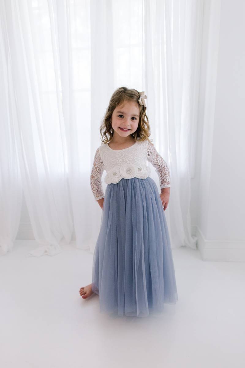 Weißes Spitzen Blumen Mädchen Kleid, Grauer Tüll Langarm Hochzeitskleid, Dusty Blue Ballkleid, Bodenlänge, Boho Chic Strand, Rauchstahl Blau von NicolettesCouture