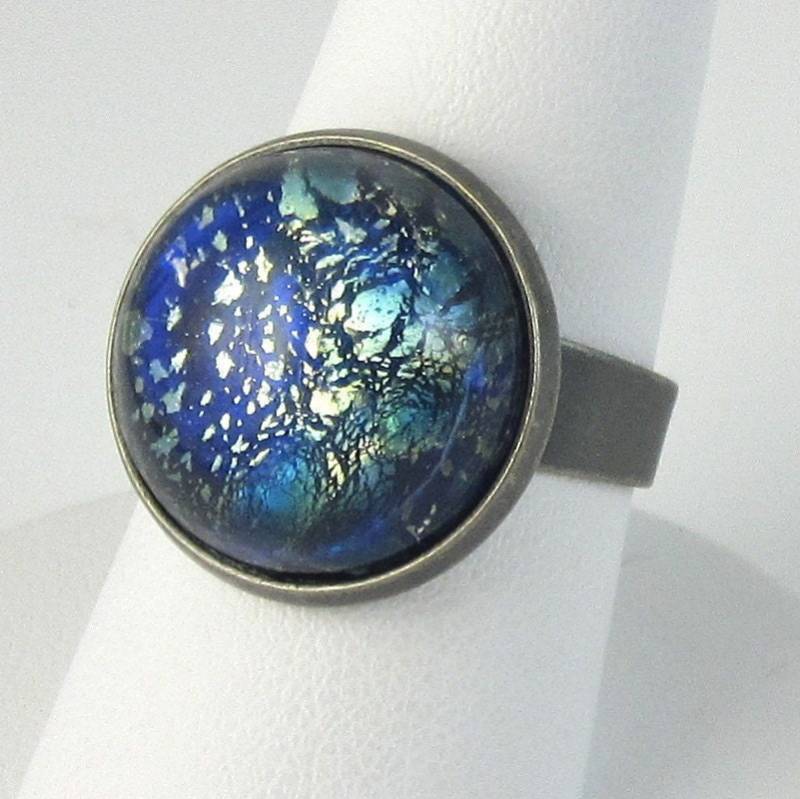 Große Blaue Vintage Glas Feueropal Adjustable Ring Mit Antiksilber-Band von NicolettesJewelry