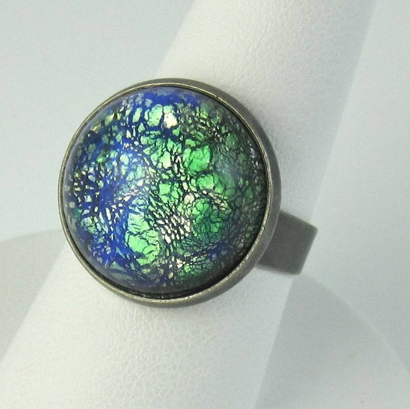Opal Verstellbarer Ring Großer Grüner Glas Feuer Cocktail von NicolettesJewelry