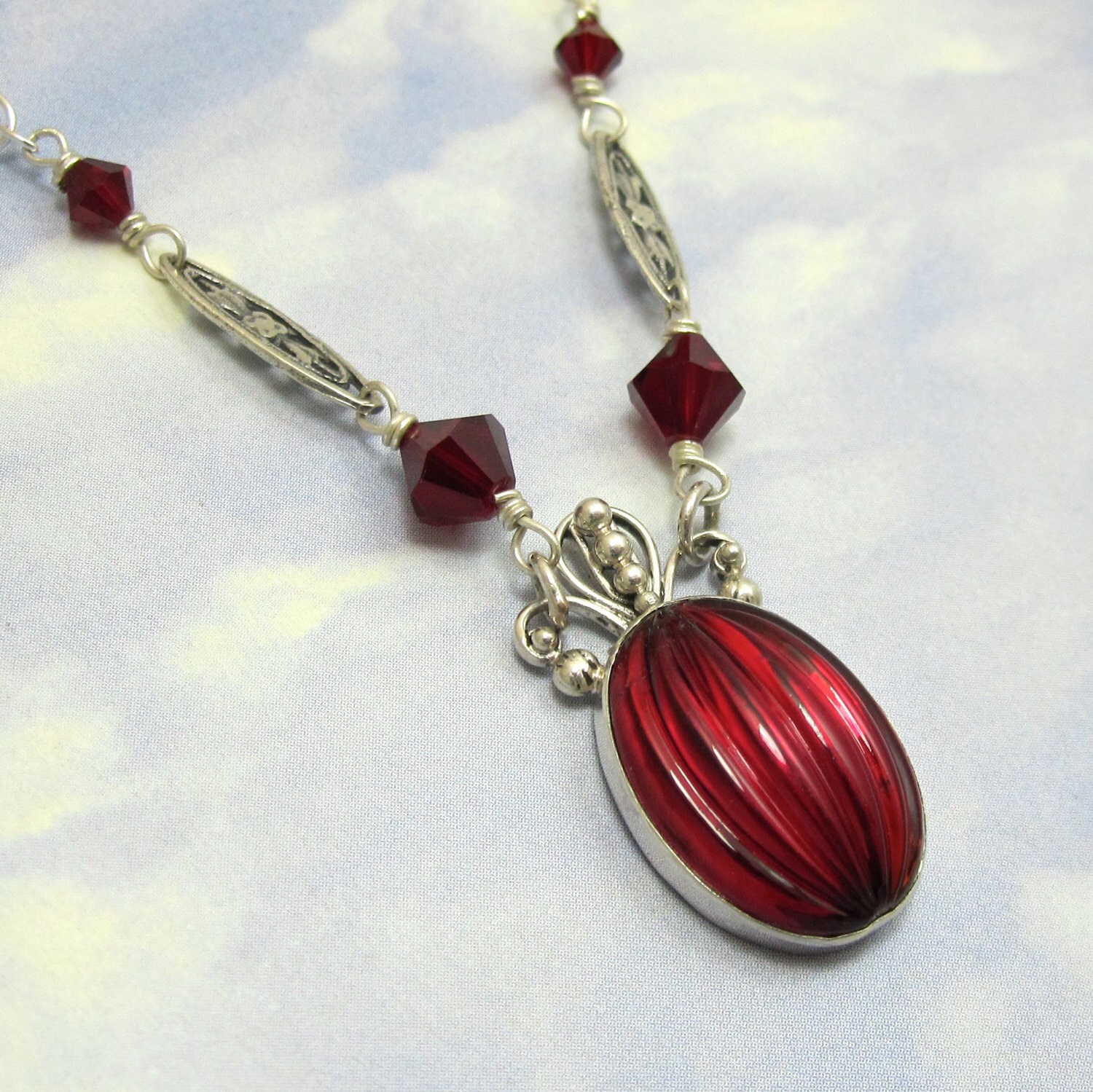 Rot-Art-Deco-Vintage-Glas-Stein Eingefasst in Sterlingsilber Filigran Mit Swarovski-Kristall-Perlen-667 von NicolettesJewelry