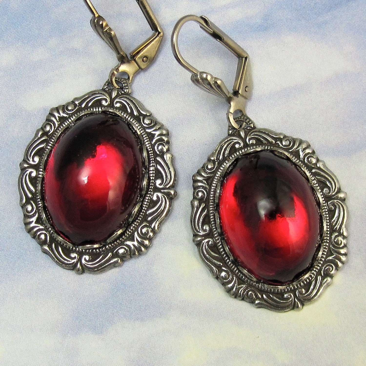 Rote Vampir Ohrringe Kuss in Antik Silber von NicolettesJewelry