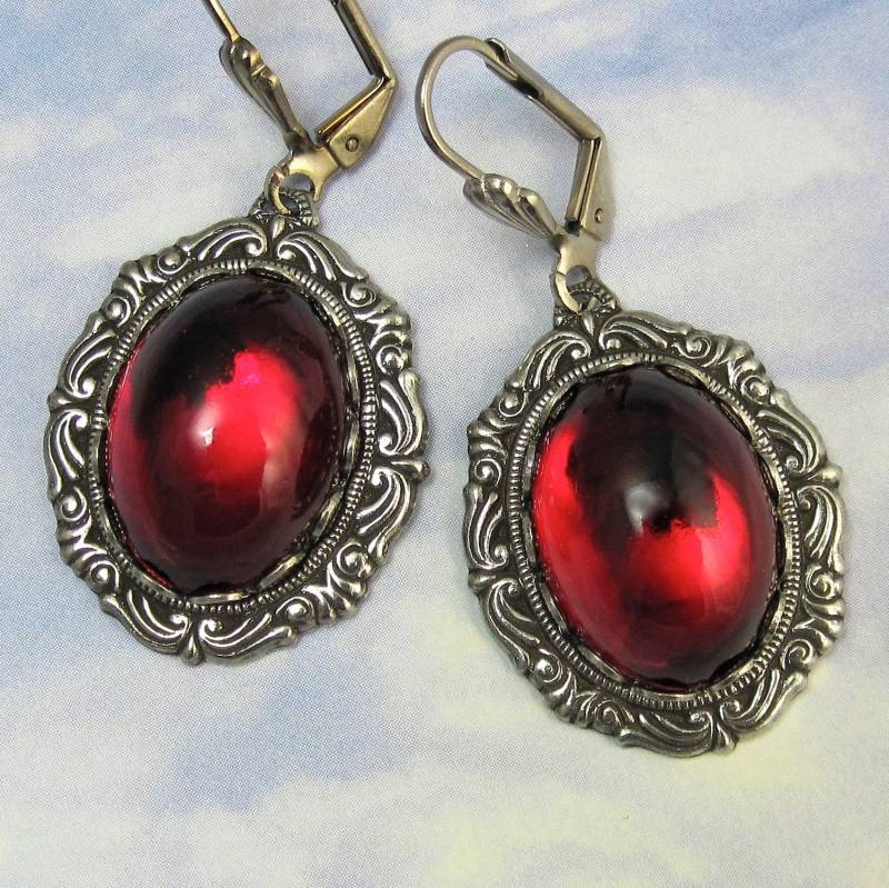Rote Vampir Ohrringe Kuss in Antik Silber von NicolettesJewelry