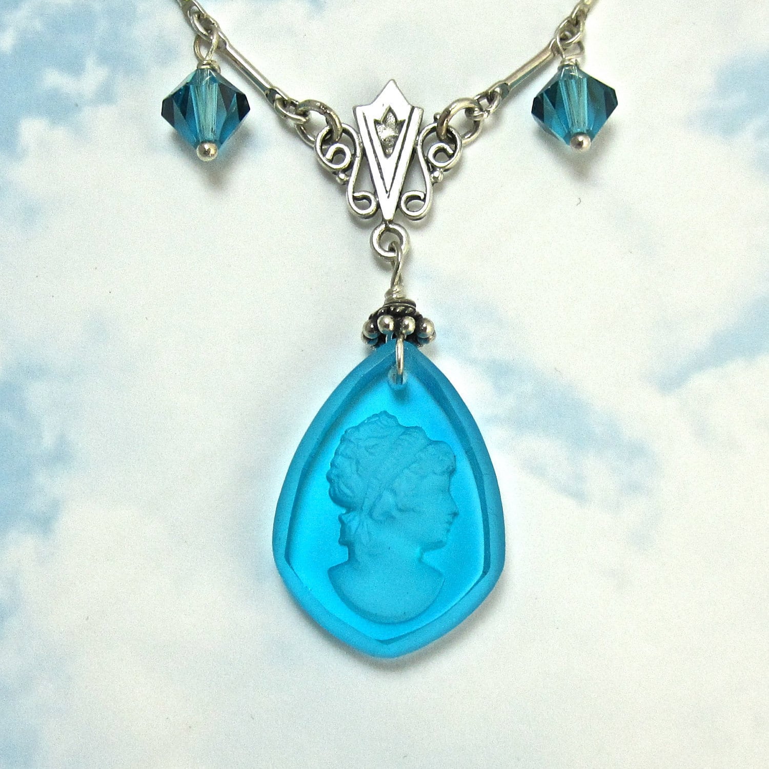 Vintage Glas Cameo Anhänger Halskette Mit Sterling Silber Filagree Und Swarovski Kristall Tropfen von NicolettesJewelry