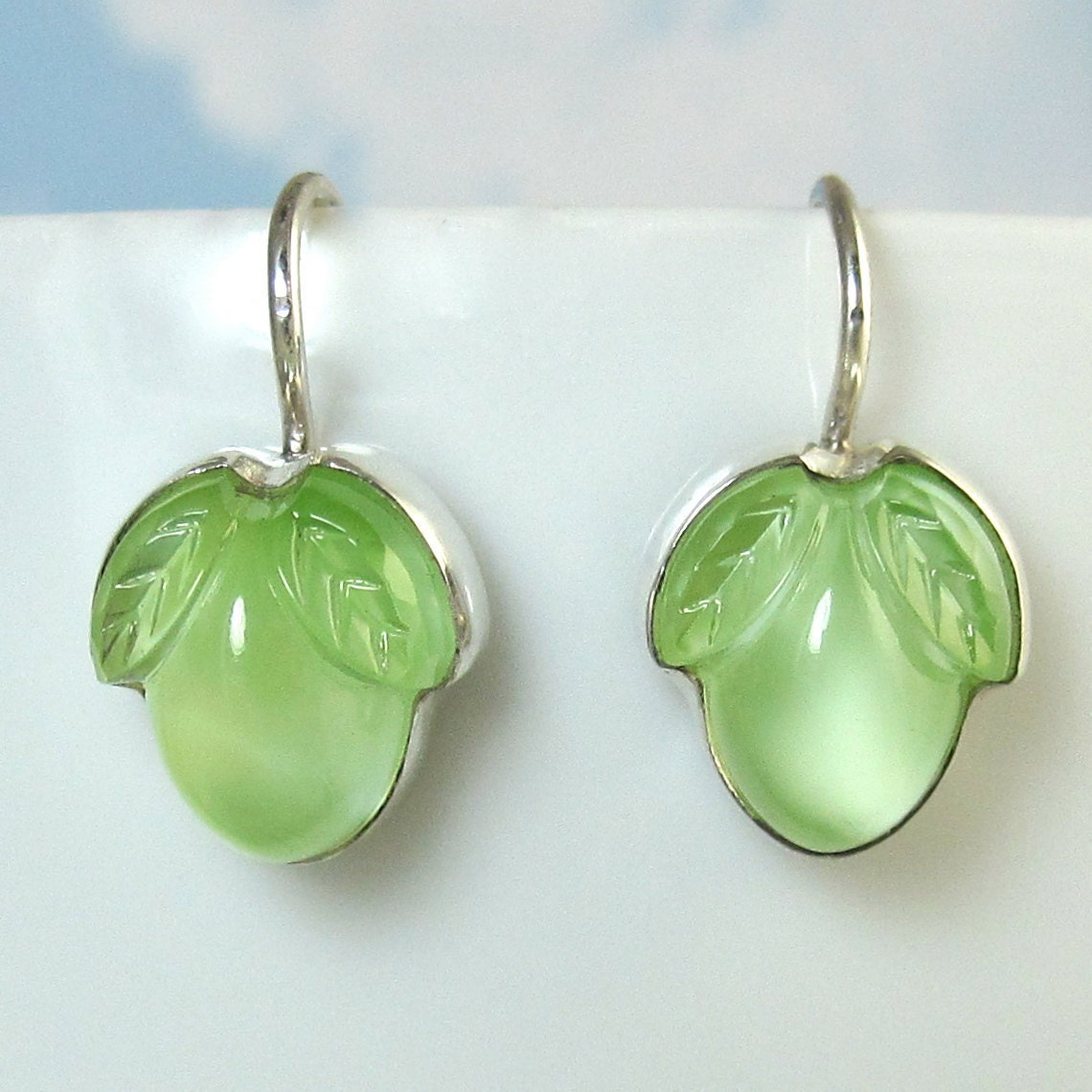Vintage Glas Mint Green Flower Bud Ohrringe in Sterling Silber Gefasst von NicolettesJewelry