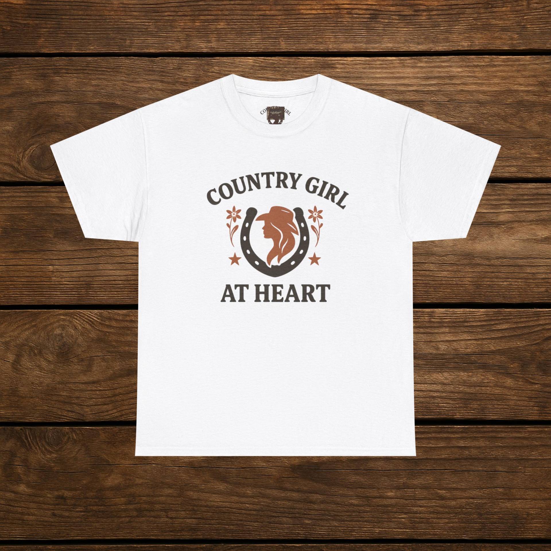 Country Girl At Heart T-Shirt | Cowgirl Western Shirt Geschenk Für Reiterinnen & Landleben-Fans Farm Life Outfit von NidSoErnst