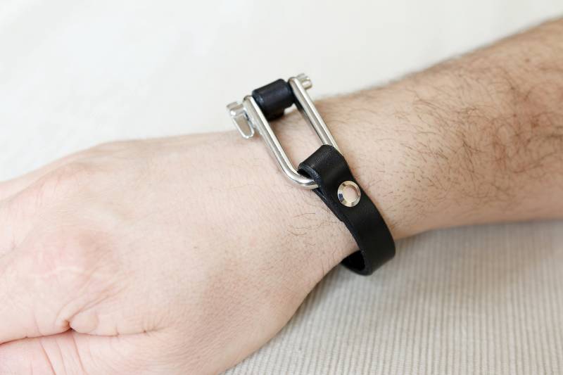 Armband Für Männer Oder Unisex in Schwarz Beige Braun | Große Schnalle - Perfektes Geschenk Ihn von NidaCrafts