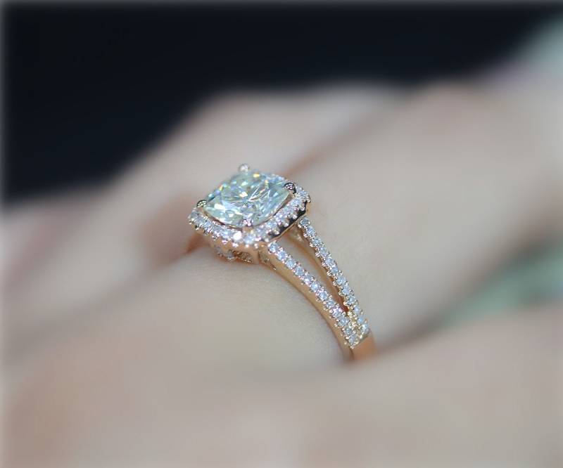 1, 3 Ct Kissen Charles & Colvard Brilliant Moissanite Ring 0, 4 Diamant Akzent Verlobungsring Solid 14K Rose Gold Ehering von NidaRings